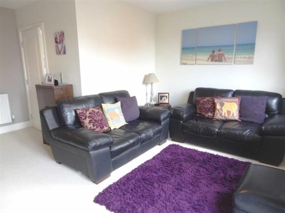 SPACIOUS LIVING ROOM