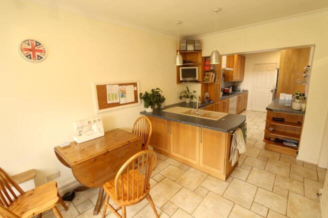 Dining to kitchen