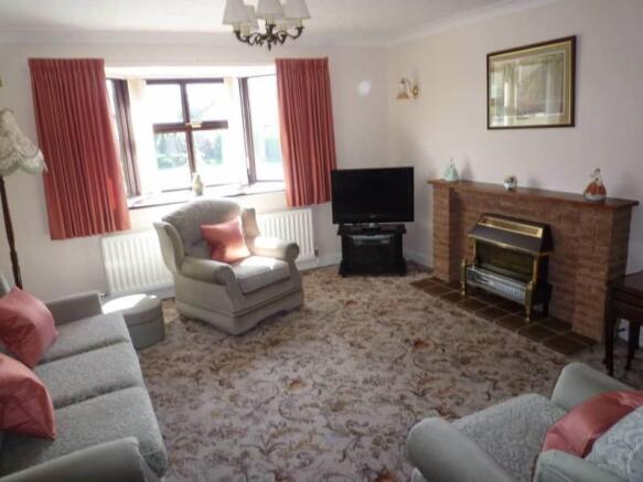 SPACIOUS SITTING ROOM