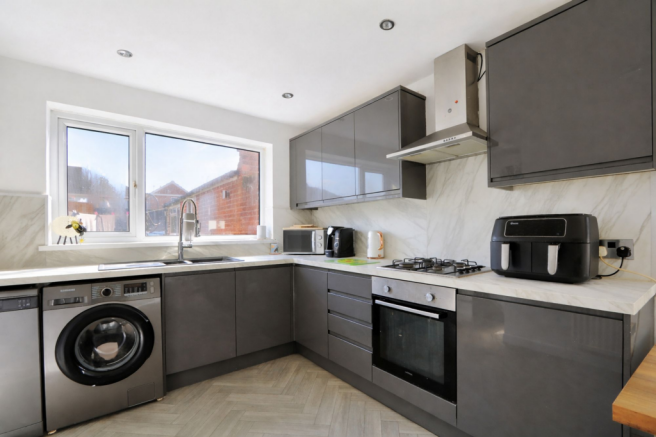3 bed Semi-Detached for sale Image 6