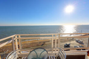 Flat 512, 35 Homecove House, Holland Road, Westcliff-on-sea SS0 7TE