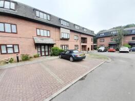 35, Westcombe Lodge Drive, Hayes UB4 8HQ