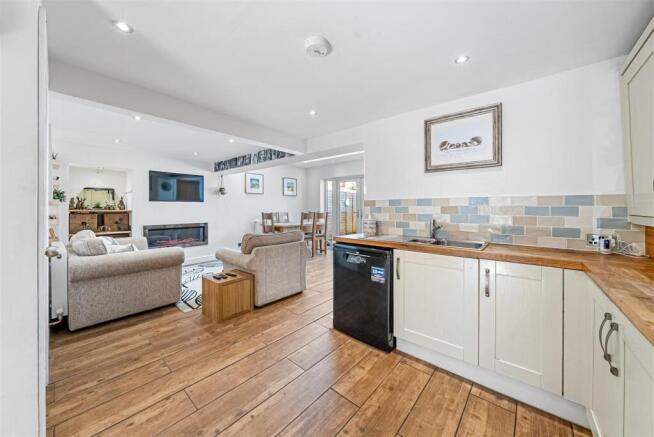 3 bed House for sale Image 8