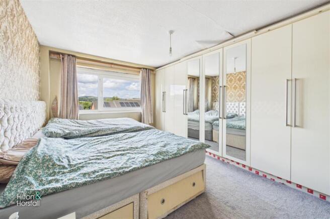 5 bed Detached for sale Image 11