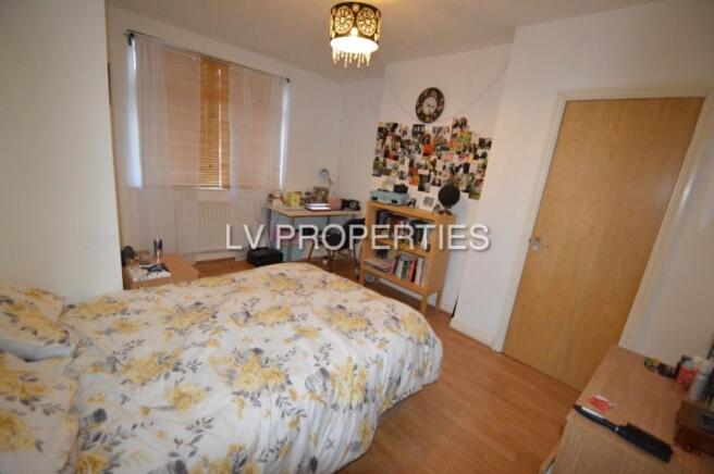4 bed Flat to rent Image 4
