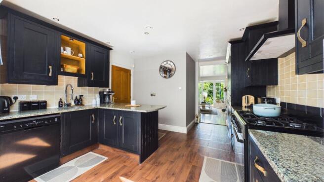 5 bed Detached for sale Image 8