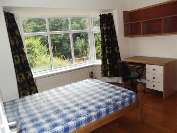 Bright double bedroom with a large bay window o...