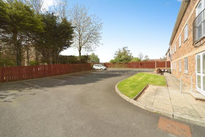 3 bed Flat for sale Image 9