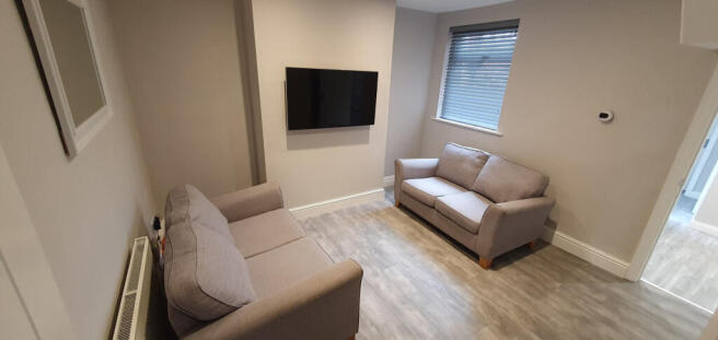 4 bed House to rent Image 4
