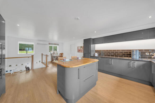 4 bed Detached for sale Image 5