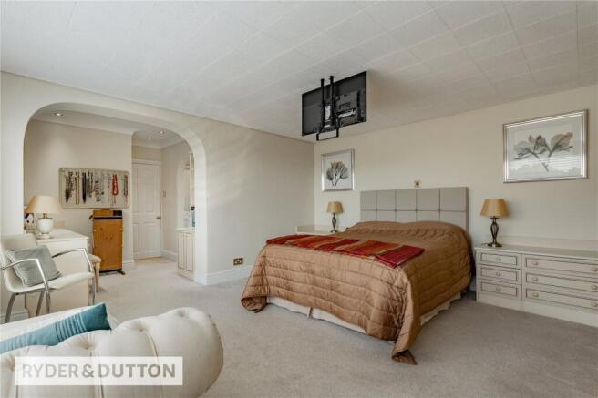5 bed Detached for sale Image 11