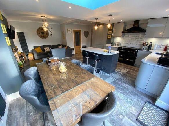 LOUNGE/KITCHEN/DINING AREA