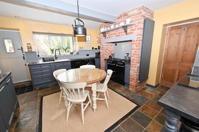 4 bed Detached for sale Image 8