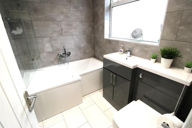 BATH ROOM.JPG