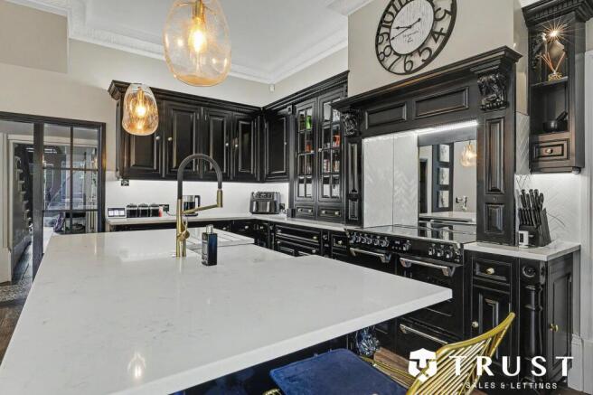 6 bed Detached for sale Image 12