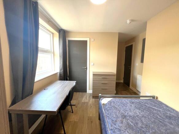 Bright, tidy single bedroom with a large window...