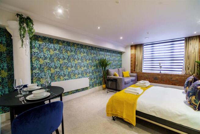 BEDROOM/LIVING ROOM