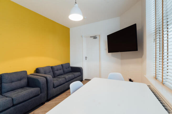 6 bed House to rent Image 4