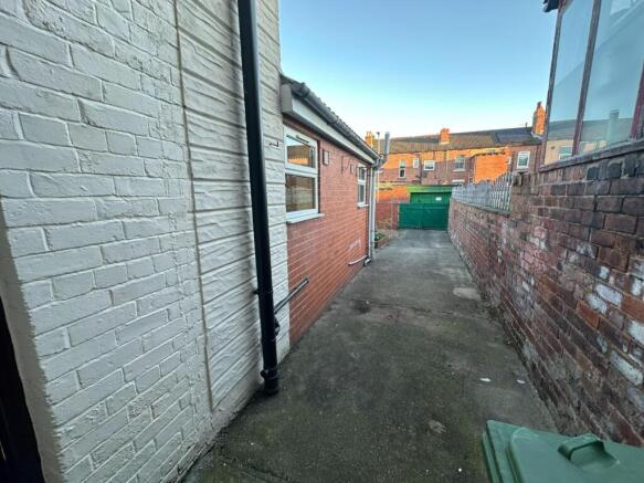 2 bed Terraced to rent Image 11