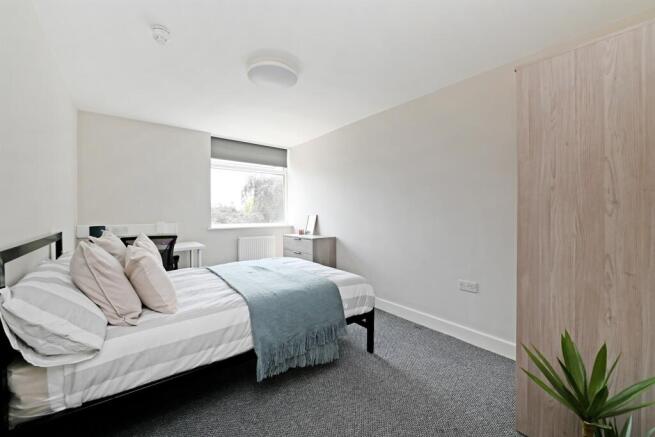 4 bed Apartment to rent Image 8