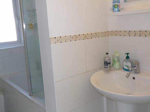 bathroom (angle 2)