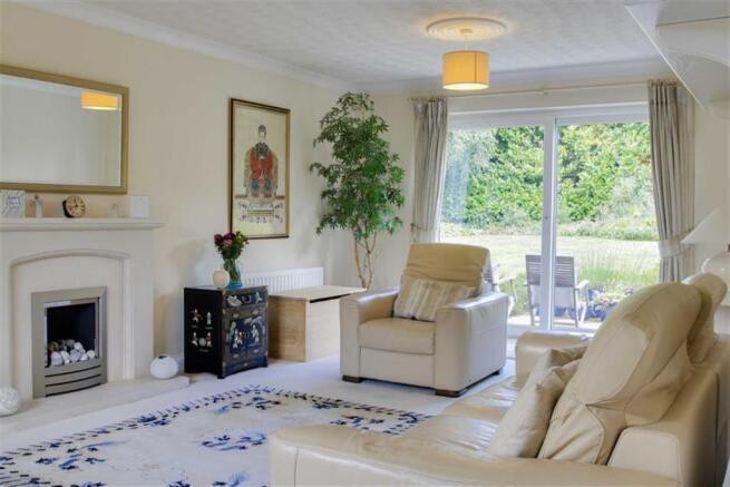 DUAL ASPECT LIVING ROOM