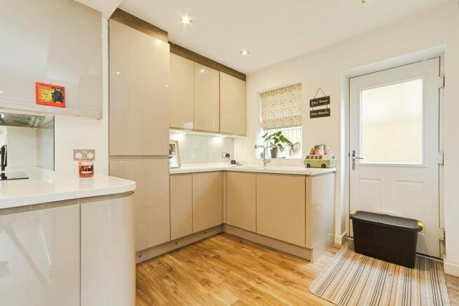 6 bed Detached for sale Image 12