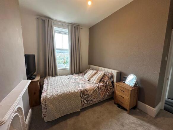 2 bed Terraced to rent Image 6