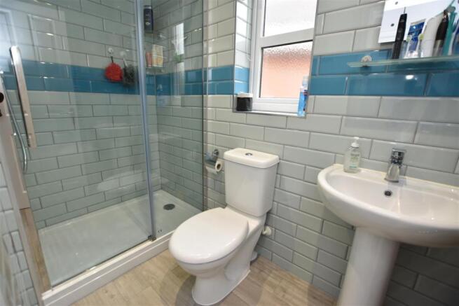 EN-SUITE SHOWER ROOM