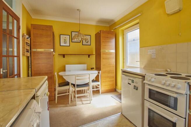 Dining kitchen to front