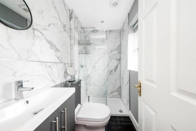 EN-SUITE SHOWER ROOM