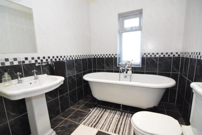LUXURIOUS HOUSE BATH