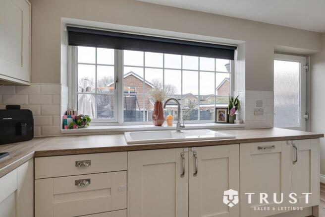 3 bed Detached to rent Image 8