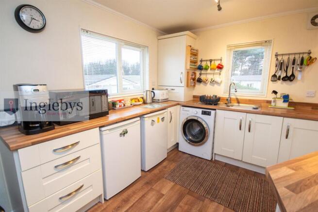 2 bed Park Home for sale Image 10