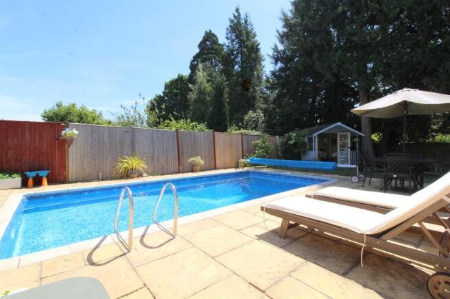 REAR GARDEN SWIMM...