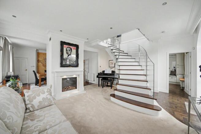 5 bed Detached for sale Image 6