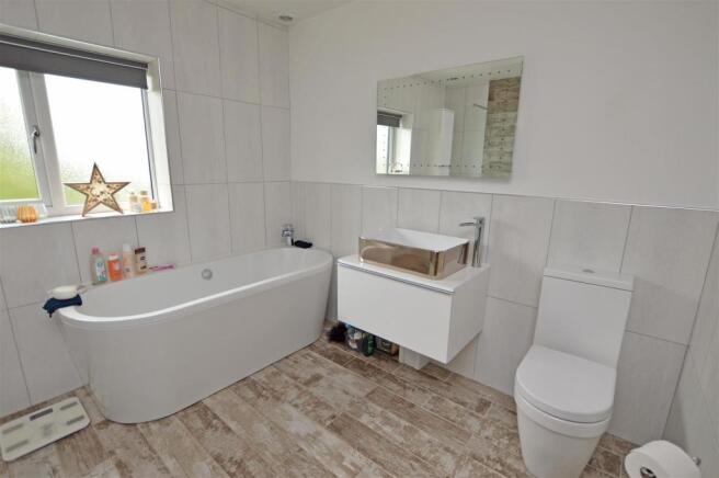 Bed 1 En Suite.JPG