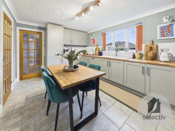 5 bed Detached for sale Image 7