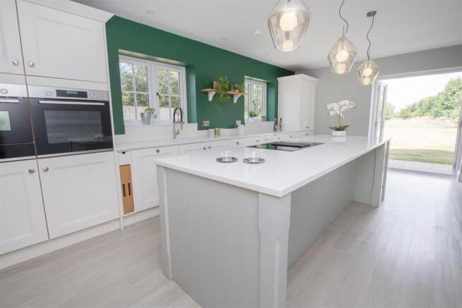 4 bed Detached for sale Image 11