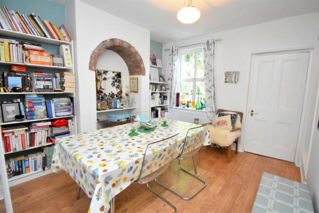 DINING ROOM (2).JPG