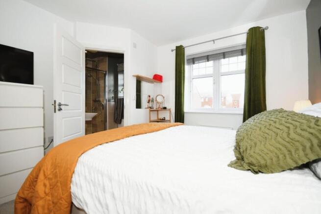 BEDROOM 1 02.jpg