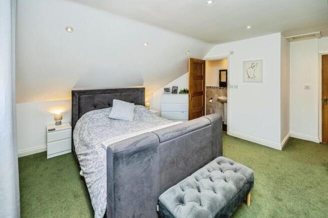 4 bed Detached for sale Image 11