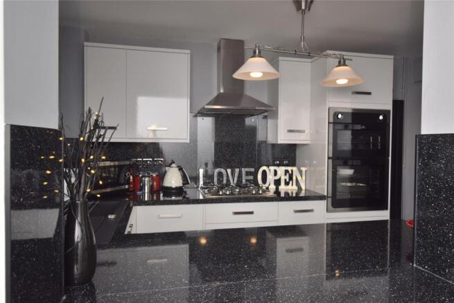 Kitchen/Breakfast bar area