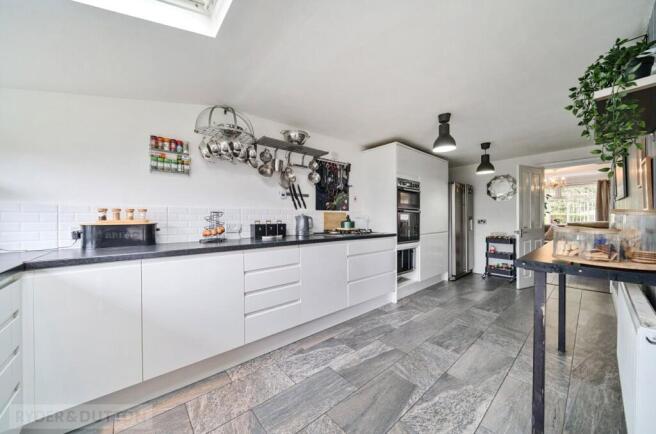 4 bed Semi-Detached Bungalow for sale Image 6