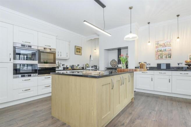 5 bed Semi-Detached for sale Image 9