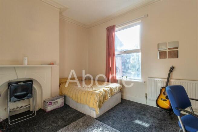 8 bed House to rent Image 12