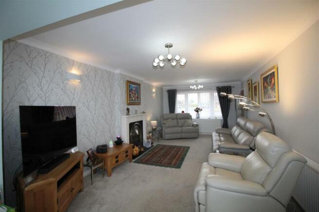 Anson Close, 11 Lounge 1.JPG