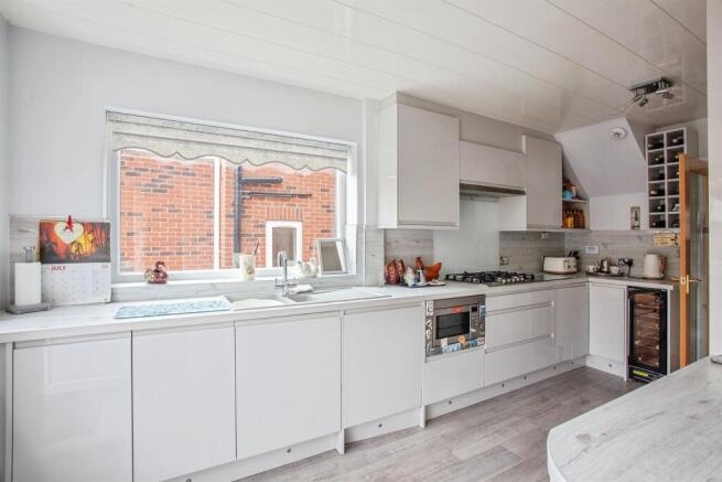 3 bed Semi-Detached for sale Image 6