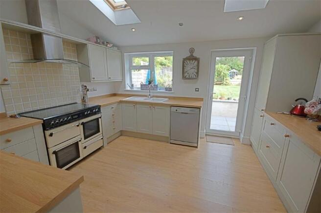 KITCHEN / BREAKFAST 