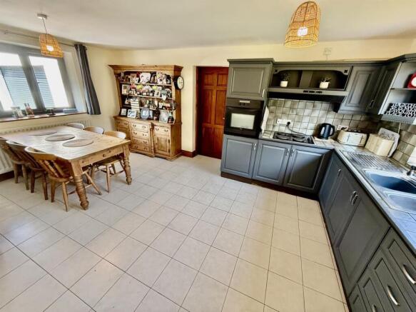 Kitchen/ Dining Room